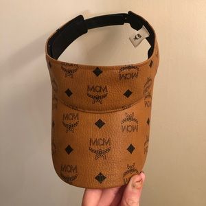 MCM visor. Color: Cognac